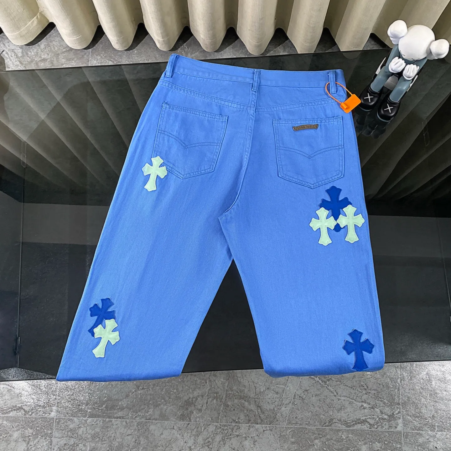 P250 chrome hearts Miami Drake limited edition blue jeans vi Top heavy industry fashionable design] Consistent high street luxury style creation. Speaking of this style, the Zangyin family and GU family are definitely the leading representative brands. Especially the Zangyin family has really achieved a state-of-the-art effect in creating high street style. The unique washed material is used to create this style. The color system is quite eye-catching. After it is decorated with patchwork cross flowers, it cleverly highlights the charm of the brand. Secondly, this style uses classic The classic high-waist cutting design highlights the long legs and fashionable temperament of the upper body. The brand is highly recognizable and the slim fit configuration is more suitable for daily wear. It is a product that interprets personality, fashion, and specifications at a glance. This single product is enough to make any fan excited. It can be a white T-shirt for youthful preppy style, or a tight suspender for lady style. It has strong matching ability and can be easily controlled by men.  [Materials and craftsmanship] Needless to say, this point goes without saying. As an excellent craftsman brand, Zangyin’s requirements for details and craftsmanship are really perfect. The washed color of this model has gone through so many processes, not to mention the embellishment of denim appliques. It is also purely hand-made and sewn. Just like what they believe in, only hand-made things have soul and have the meaning of wear. A top-notch heavy-duty fashionable denim item, I look forward to your perfect interpretation! !  Size:28-36